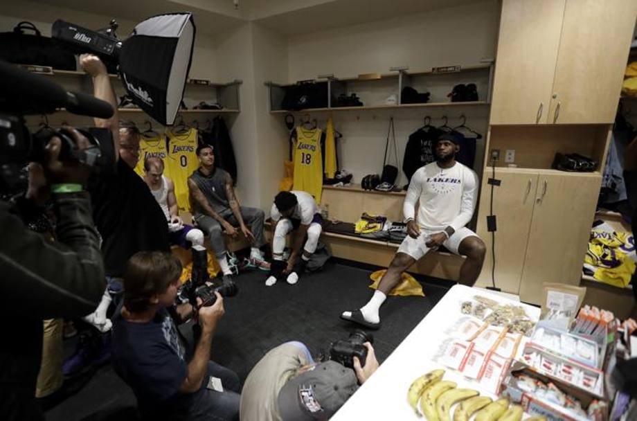 Tutte le attenzioni nello spogliatoio Lakers sono per King James. Ap